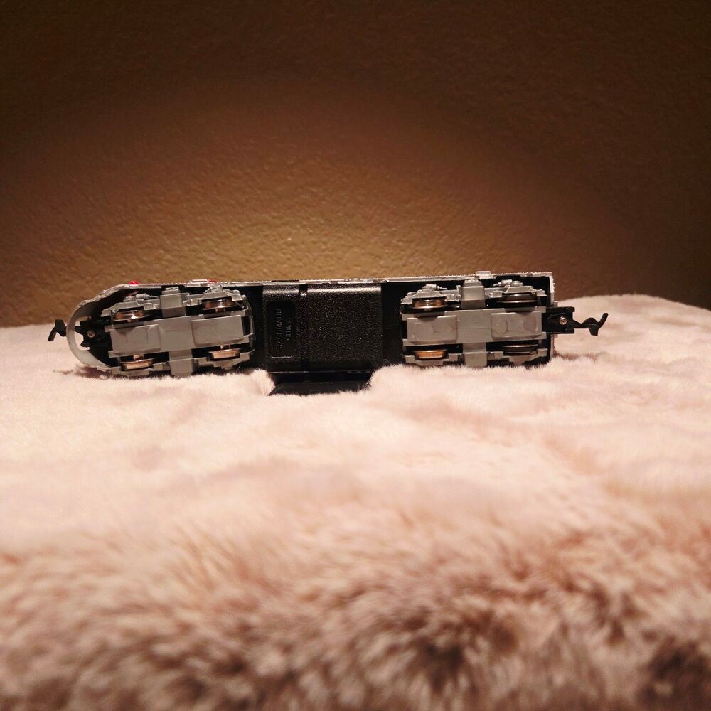Bachmann HO Scale Santa Fe EMD F9 #307 Warbonnet Locomotive Power Unit (PN66601) - Picture 6 of 6